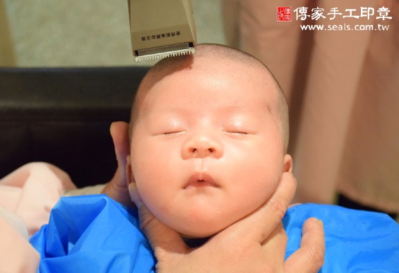 邱寶寶(新北板橋區到府嬰兒寶寶滿月剃頭理髮、免費到府嬰兒剃胎毛儀式吉祥話)。到府剃頭剃胎毛主持、專業拍照、DVD光碟、證書。★購買「臍帶章、肚臍章、胎毛筆刷印章」贈送：剃頭、收涎、抓周，三選一。2015.10.26 照片15